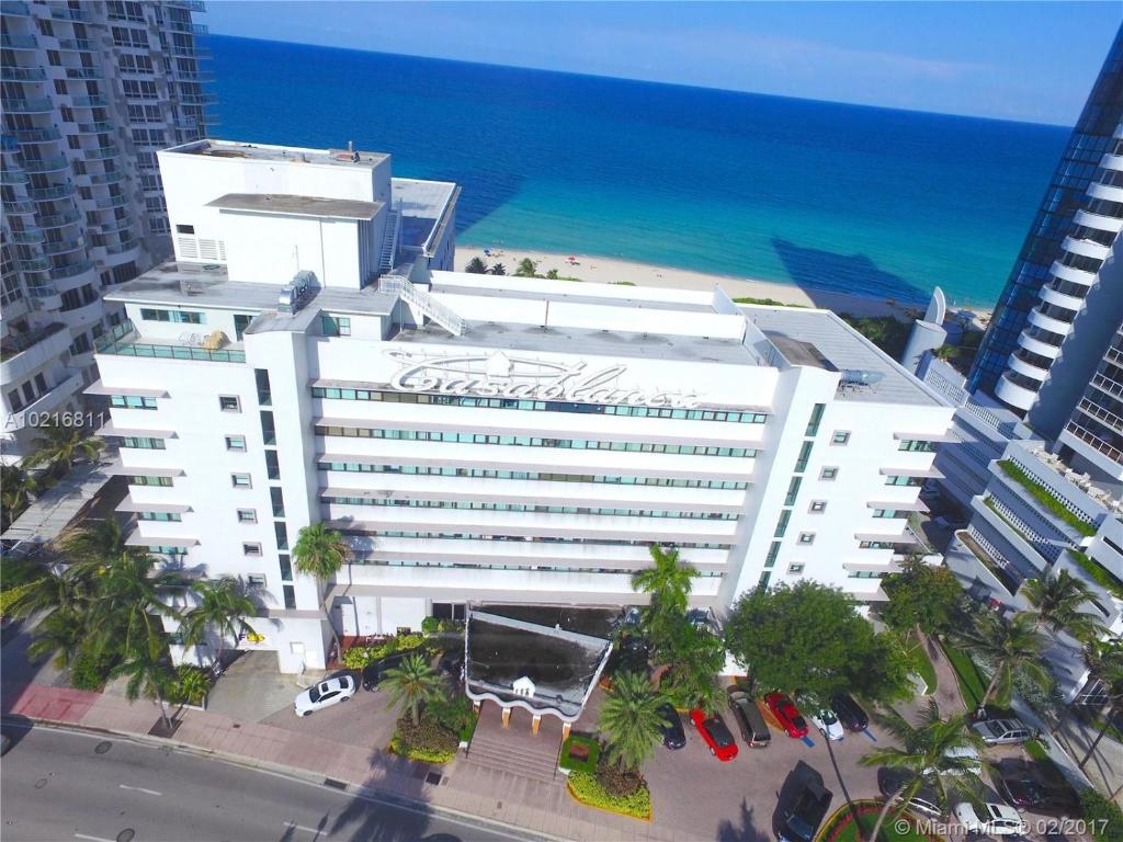 MiamiBeachFront with Pool WIFI & Cheap parking - main image